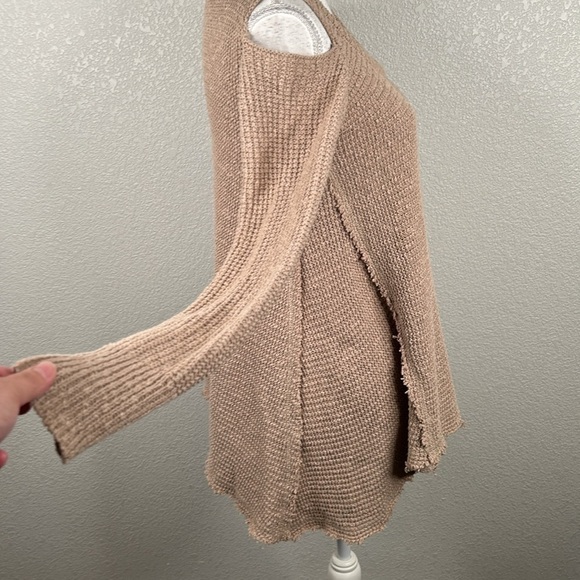 Kaisley Oversized Boho Tan Waffle Knit High Low Cold Shoulder Sweater Size XS - Picture 4 of 7